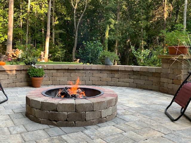 Stonehurst Sierra with Grand Fire pit and Optional Seat Walls _ Columns